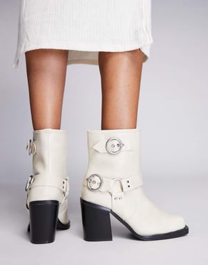 Public Desire – Wide Fit – Freak – Krämfärgade bikerboots med klack och ankelrem