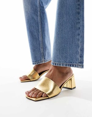 ASOS DESIGN – Hundred – Guldfärgade mules med blockklack