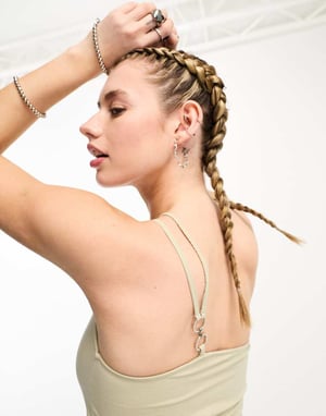 Weekday – Ring – Beigegrönt asymmetriskt linne med ringdetaljer