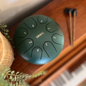 Orakl Steel tongue drum echo bosgroen