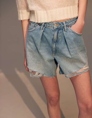 Topshop – Plisserade jeansshorts i blekt färg