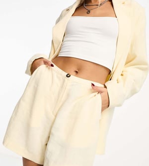 Weekday Kit – Pastellgula shorts i linneblandning, del av set