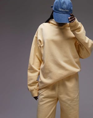 Topshop – Acid Wash – Huvtröja med nedsänkta axelband i buttermilk-tyg