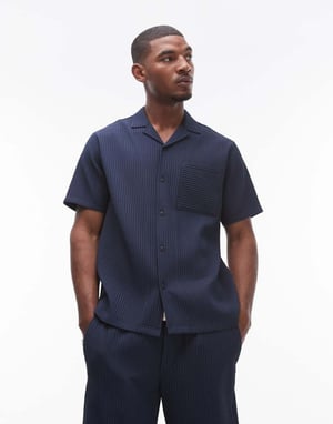 Topman – Marinblå plisseskjorta med kort ärm och reversklädda detaljer