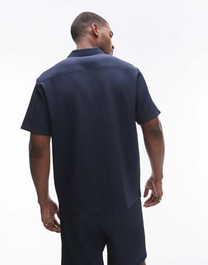 Topman – Marinblå plisseskjorta med kort ärm och reversklädda detaljer