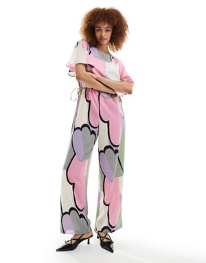 Monki – Jumpsuit med knyt i midjan i flera olika molnmönster