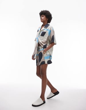 Topshop – Flerfärgade shorts med abstrakt tryck, del av set