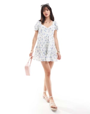 Miss Selfridge – Småfärgat tryckt miniklänning i satin med spets och volang baktill