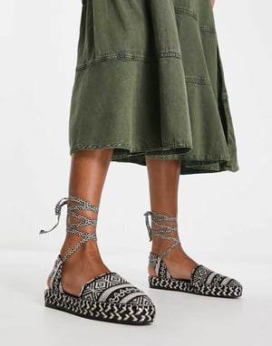 ASOS DESIGN – Justify – Svarta vävda espadriller med stängd tå