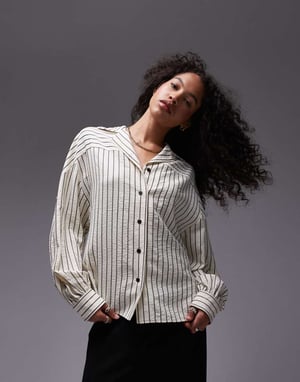 Topshop – Svartvit skjorta med texturerade randiga sömmar