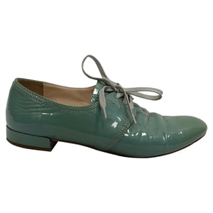 Prada Oxfords med snörning i grönt lackskinn