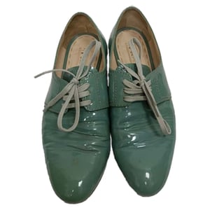 Prada Oxfords med snörning i grönt lackskinn