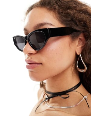 Monki – Svarta, ovala solglasögon i acetat med cat eye-motiv