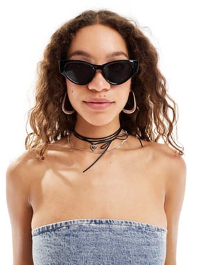 Monki – Svarta, ovala solglasögon i acetat med cat eye-motiv