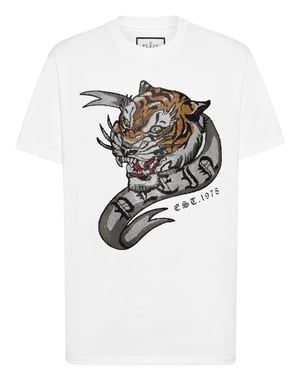 T-shirt med rund halsringning och tatuering