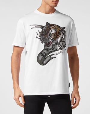 T-shirt med rund halsringning och tatuering