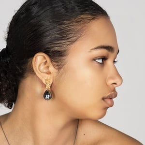 Uzurii Royal pearl oorbellen black, 18k verguld