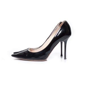 Jimmy Choo Pumps van lakleer in het zwart.