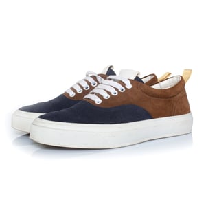 Gesloten suède sneakers in bruin en blauw