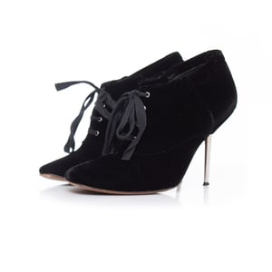 Lanvin fluwelen enkellaarsjes met metalen hak.