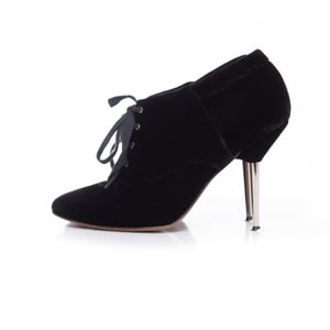 Lanvin fluwelen enkellaarsjes met metalen hak.