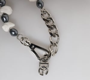 Zilverkleurige Messing Beaded Schelp DG Logo Hangertje Armband