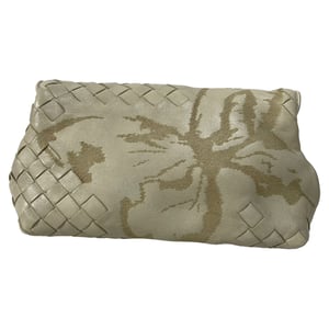 Bottega Veneta Vlinder Intrecciato Flap Clutch Bag in Beige Leder