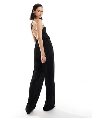 JDY plisserad jumpsuit med öppen rygg i svart
