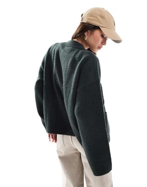 ASOS DESIGN boxy cardigan med v-ringning och fickdetalj i svart