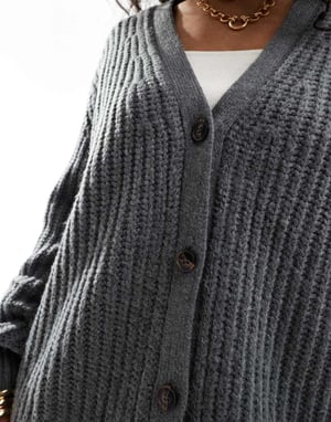 ASOS DESIGN fluffig ribbad cardigan med V-ringning i kolgrå