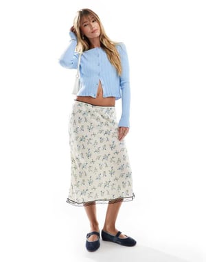ASOS DESIGN knapplist cardigan med volang i babyblå