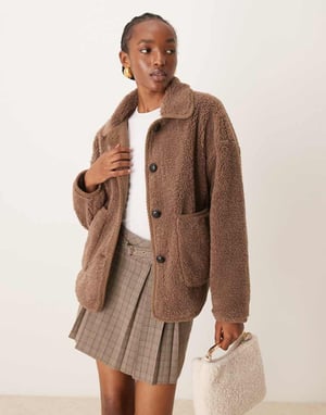 Vila krage teddyjacka med detaljer i ljusbrun