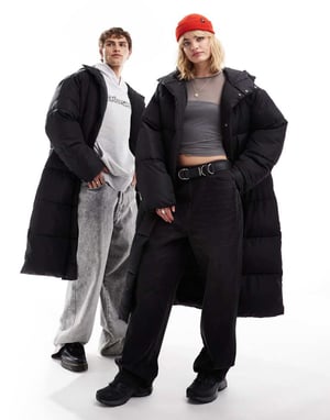 COLLUSION Unisex maxi pufferjacka med huva i svart