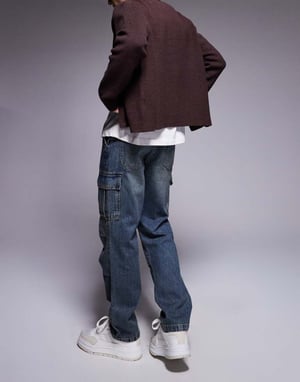 ASOS DESIGN raka jeans med cargo-detaljer i medelblå tvätt