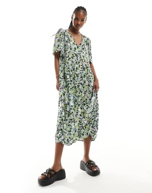 Monki knäppning genom midi-klänning i blommigt mönster