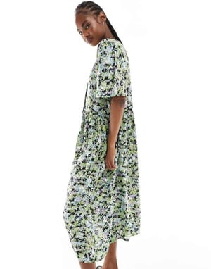 Monki knäppning genom midi-klänning i blommigt mönster