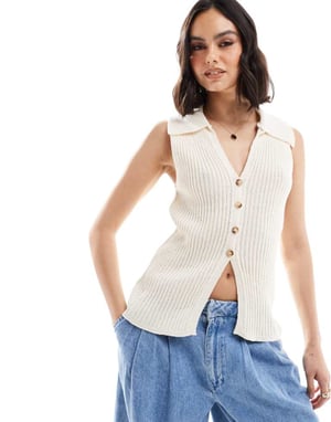 ASOS DESIGN stickad ribbad väst med krage i krämfärg
