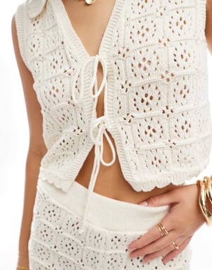 ASOS DESIGN virkade stickade knytframs västkoord i krämfärg