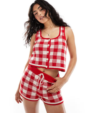 ASOS DESIGN stickad rundhalsad väst med knäppning i rutor