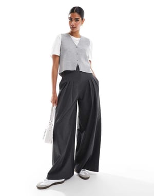 ASOS DESIGN stickad kompakt v-ringad väst i grått