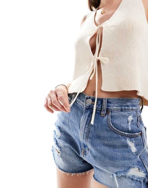 ASOS DESIGN stickad väst med knytning fram i krämfärg