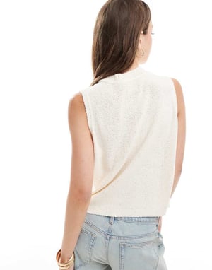 ASOS DESIGN stickad crew neck väst i texturerad garn i krämfärg