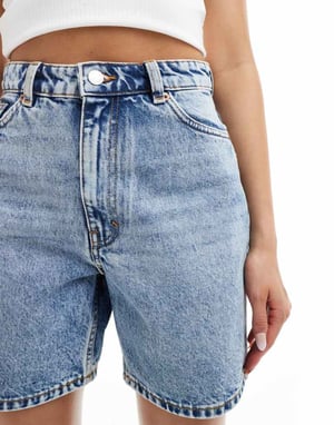 Monki Elfie regular fit denimshorts i mellanblått