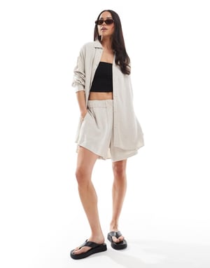 Weekday Ava co-ord linneblandning shorts i off-white