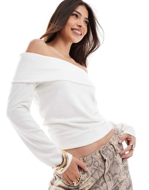 Pieces finstickad off shoulder-tröja i kremfärg