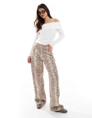 Pieces finstickad off shoulder-tröja i kremfärg