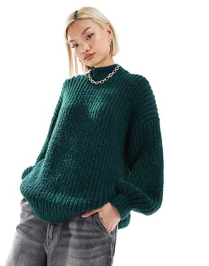 Monki högkrage chunky ribbstickad tröja med volymärm i mörkgrön