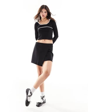 Vero Moda randig jersey-top med kontrasterande piping i svart