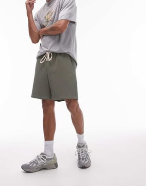 Topman plisserade shorts i khaki