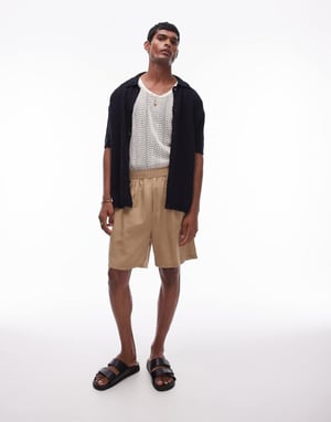 Topman samordnade linnebyxor i sten